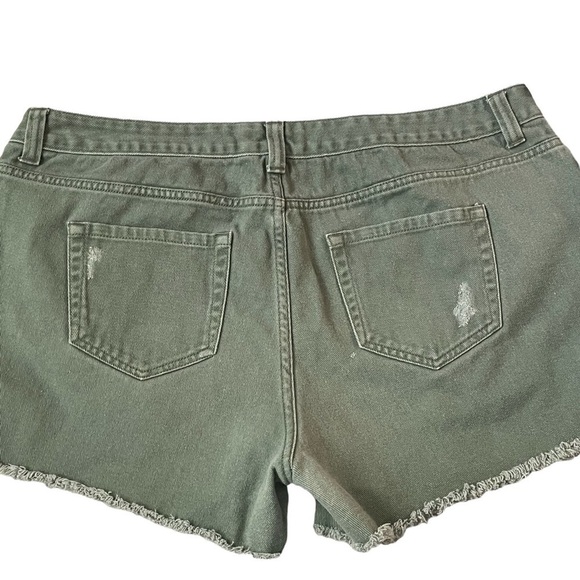 FIREVER 21 SHORTS SIZE 14  GREEN DISTRESSED - Picture 2 of 8
